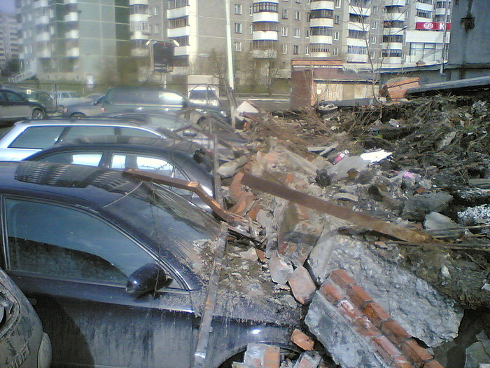В Екатеринбурге рухнувшая стена гаражного комплекса накрыла несколько машин