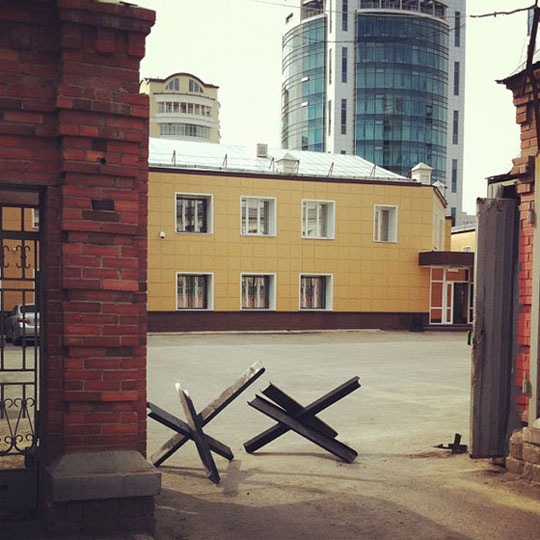 В центре Екатеринбурга установили противотанковые ежи