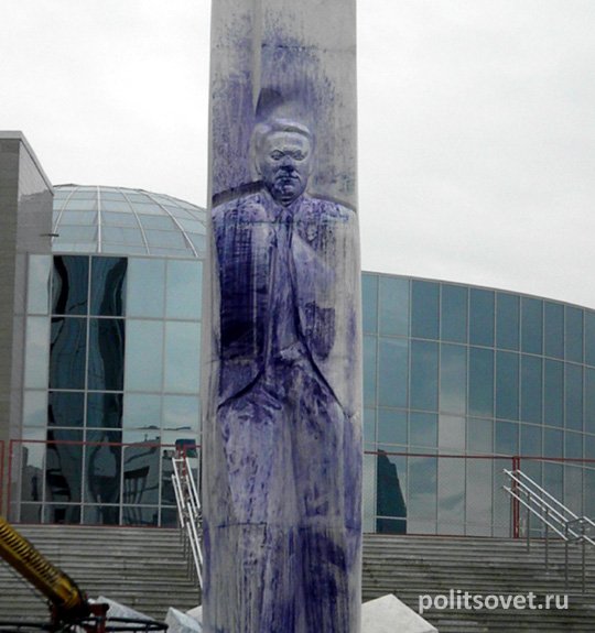 В Екатеринбурге продолжают спасать памятник Ельцину