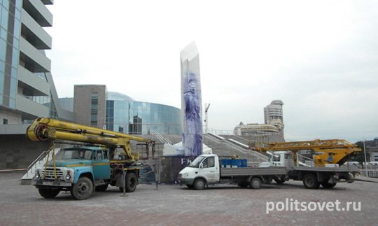В Екатеринбурге продолжают спасать памятник Ельцину