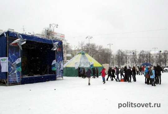 Екатеринбург продемонстрировал признаки глобального разума: скоморохов, медведей и замерзших студентов
