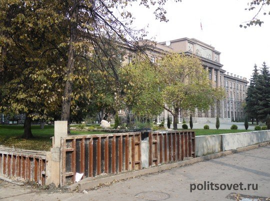 С забором вокруг штаба ЦВО в Екатеринбурге разберется прокуратура