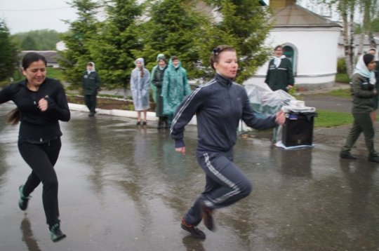 На Урале заключенные в дождь пробежали марафон в честь Николая II