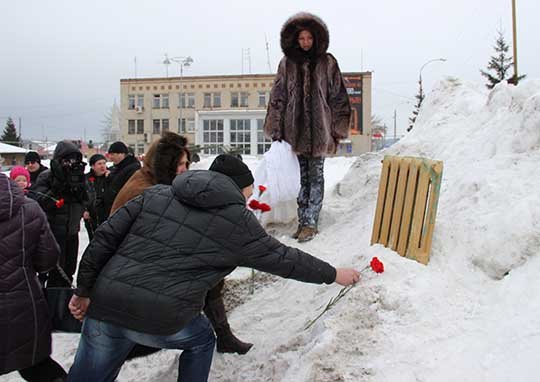 Перед мэрией Белоярки поставили памятник холодной батарее