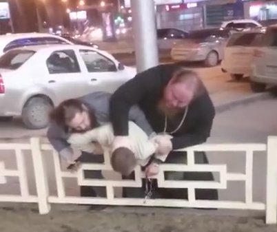 Православный священник избил крестом автомобилиста