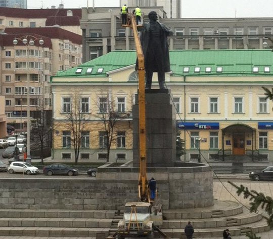 В Екатеринбурге помыли Ленина ко дню его рождения