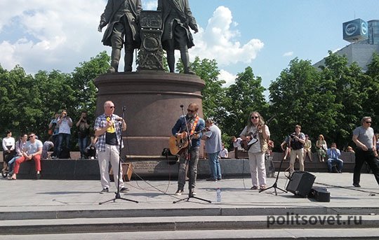 «День радости»: БГ спел на площади Труда в Екатеринбурге