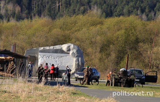 На Урале девятиклассник разбился насмерть о памятник Единению народов России