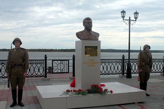 Памятник Сталину в Сургуте осквернили через день после открытия