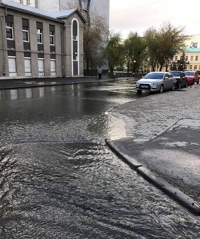 В Екатеринбурге затопило улицу рядом с «Водоканалом» и резиденцией губернатора