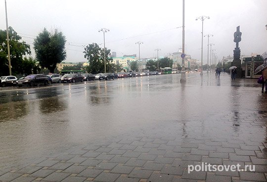 Власти Екатеринбурга назвали затопленные улицы «штатным режимом»