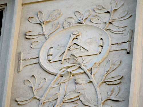 На памятнике Калашникову оставили масонские символы