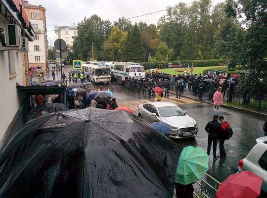 ОМОН заблокировал шествие сторонников Навального в Екатеринбурге