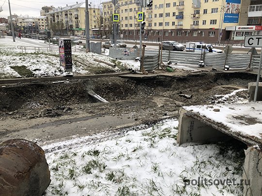 Рабочие раскопали трубы в центре Екатеринбурга и пропали