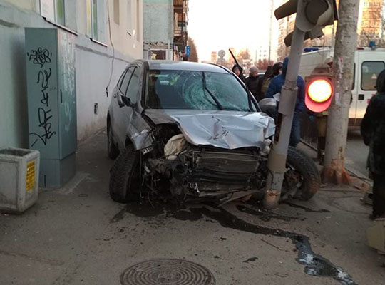 В Екатеринбурге автомобиль сбил людей на тротуаре