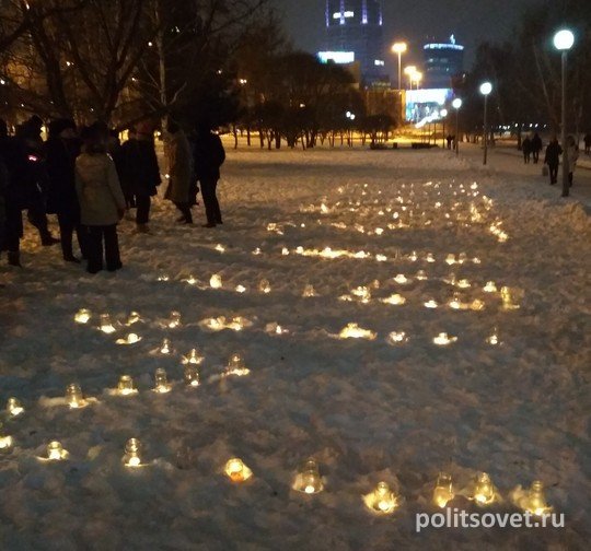 Екатеринбуржцы зажгли свечи в защиту сквера у Драмтеатра