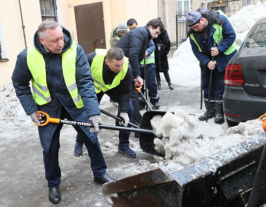 Губернатор Санкт-Петербурга вышел убирать снег в лакированных ботинках