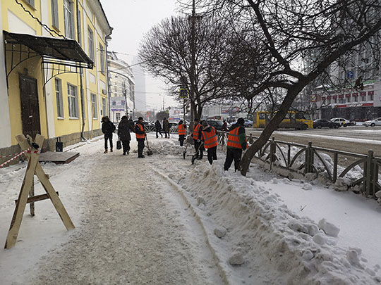В Екатеринбурге снег с тротуаров скидывают на убранную проезжую часть