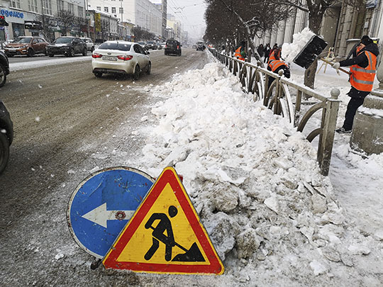 В Екатеринбурге снег с тротуаров скидывают на убранную проезжую часть