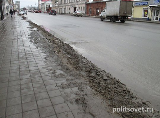 В Екатеринбурге неубранный снег начал превращаться в грязь