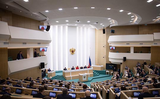 Совет Федерации одобрил закон об арестах за оскорбление власти