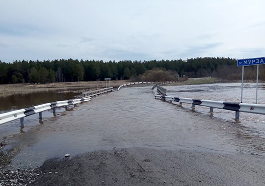 На Урале из-за паводка затопило мост