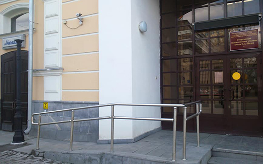 В Екатеринбурге фонарным столбом перегородили пандус для инвалидов