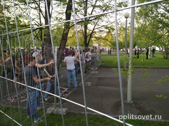 Екатеринбуржцы сломали забор вокруг сквера у Драмтеатра