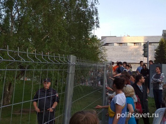 Екатеринбуржцы сломали забор вокруг сквера у Драмтеатра