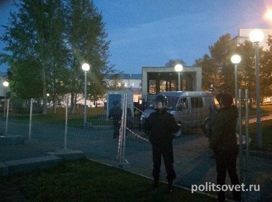 Вторая битва за сквер в Екатеринбурге: идут задержания и стычки с полицией