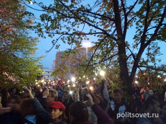 Несколько тысяч екатеринбуржцев зажгли фонарики в защиту сквера у Драмтеатра