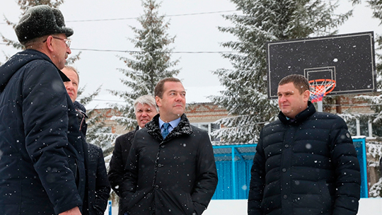 Жители села пожаловались Медведеву на отсутствие воды. Он пообещал им спортивный комплекс