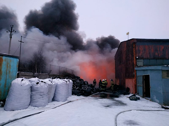Под Екатеринбургом на 500 квадратных метрах горели покрышки