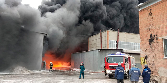 Дым виден издалека: в Екатеринбурге горит лакокрасочный завод