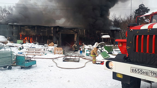 Была угроза взрыва: в Екатеринбурге тушат пожар на 300 квадратных метрах