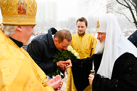 Патриарх Кирилл разрешил не целовать руки священникам из-за коронавируса