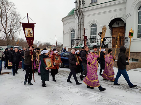 В Екатеринбурге провели автомобильный крестный ход против «смертоносной заразы»