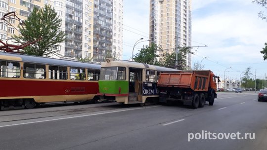 В Екатеринбурге трамвай столкнулся с грузовиком