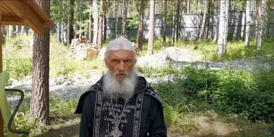 Схиигумен Сергий призвал патриарха Кирилла сложить полномочия