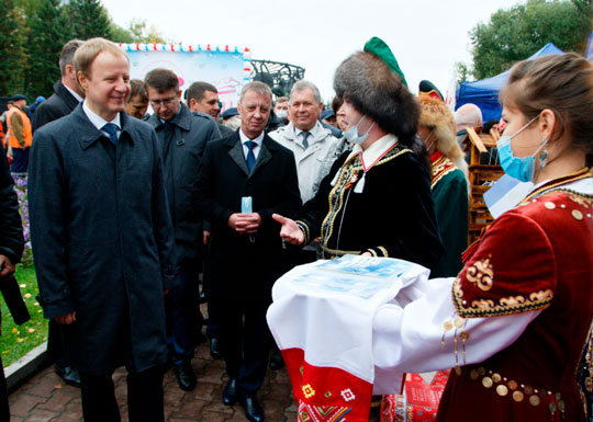 Российский губернатор, пообщавшийся с жителями без маски, заболел коронавирусом