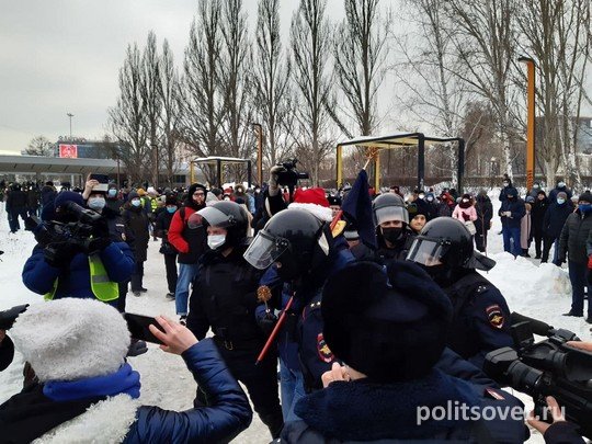 Прогулка с задержаниями: в Екатеринбурге прошла вторая акция в поддержку Навального