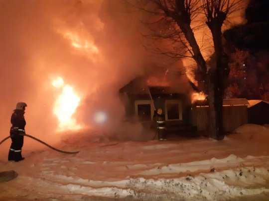 В Екатеринбурге рядом со строящимся ЖК сгорел частный дом. Погибло два человека