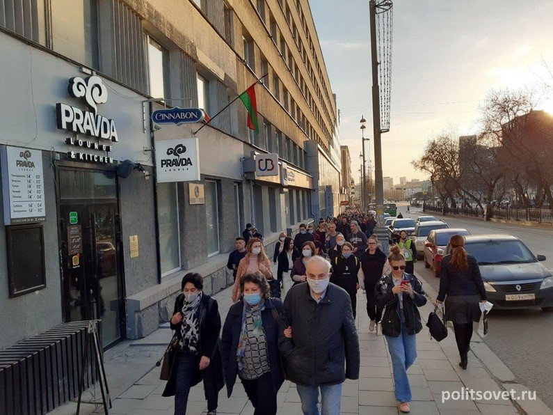 Шествие с оцеплением: сторонники Навального несколько часов гуляли по Екатеринбургу