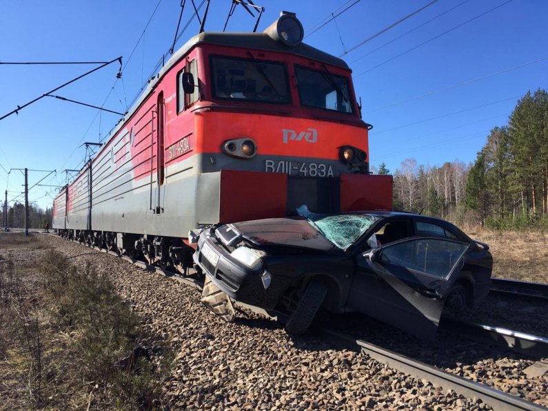 Под Екатеринбургом локомотив сбил машину на железнодорожном переезде
