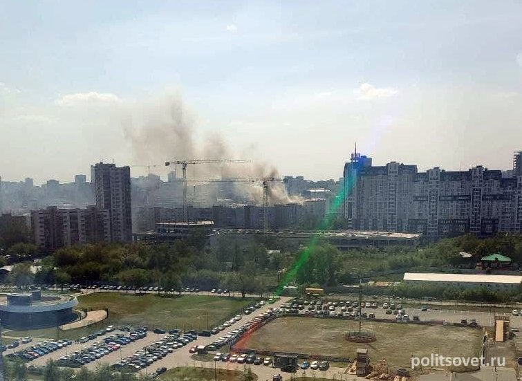 В центре Екатеринбурга загорелась крыша жилого дома