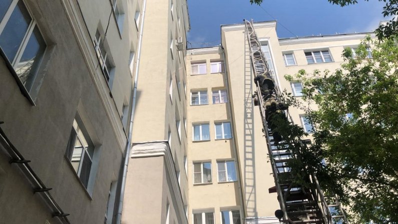 К горящему дому в центре Екатеринбурга стягивают дополнительные силы