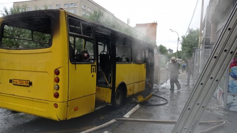 В Екатеринбурге на остановке загорелся автобус