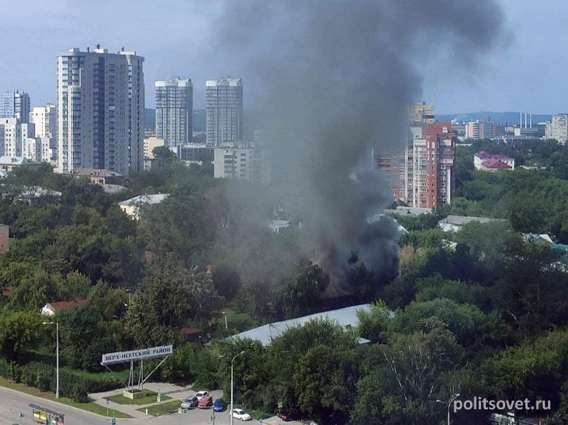 В центре Екатеринбурга горит заброшенный дом