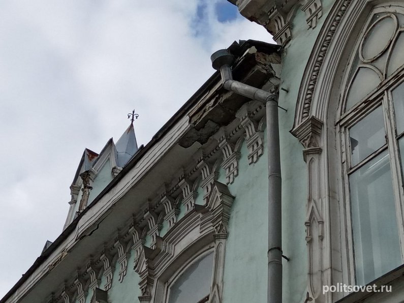 В Екатеринбурге разрушается фасад особняка XIX века