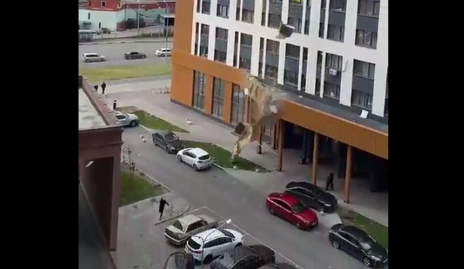 В Екатеринбурге ветер повредил фасад новостройки